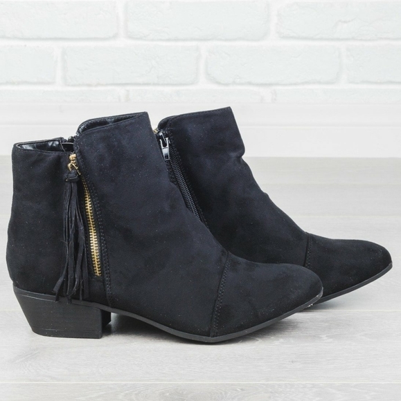 Sarah Siah Shoes - 𝙇𝙖𝙨𝙩 𝙎𝙞𝙯 6 🖤Tassel Zipper Pull Boot BLK